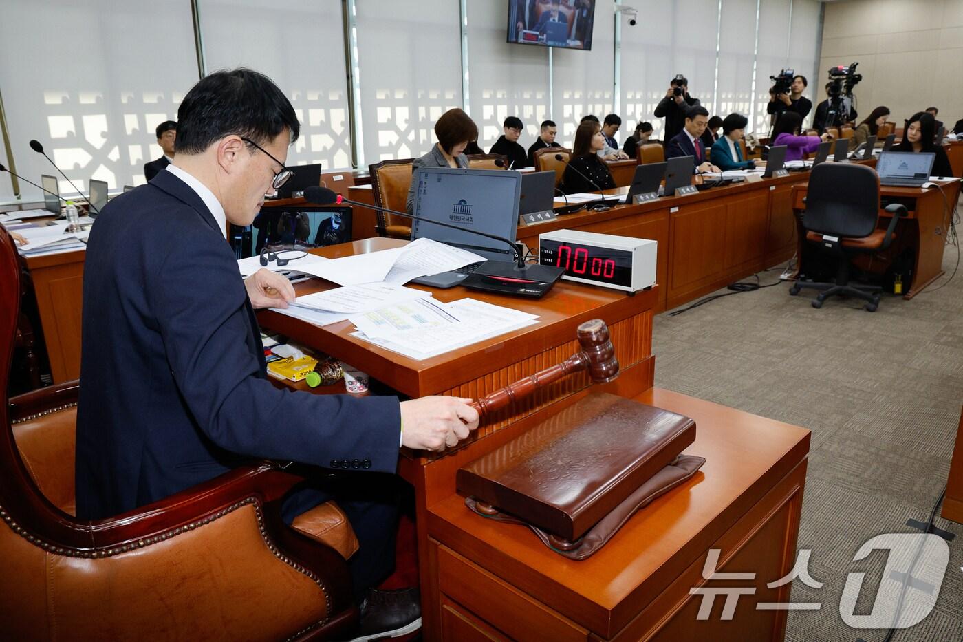 박주민 국회 보건복지위원장이 21일 오전 서울 여의도 국회에서 열린 보건복지위원회 제422회국회(임시회) 제3차 전체회의에서 의사봉을 두드리고 있다. 2025.2.21/뉴스1 ⓒ News1 안은나 기자