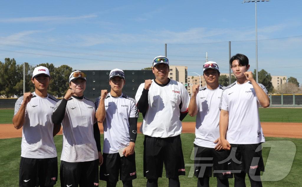 본문 이미지 - LG 트윈스의 1차 스프링캠프 수훈선수로 선정된 이영빈, 박민호, 구본혁, 김현수, 문보경, 김영우. (왼쪽부터) (LG 제공)