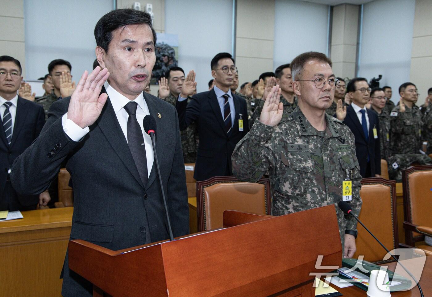 김선호 국방부 장관 직무대행이 21일 오전 서울 여의도 국회에서 열린 윤석열 정부의 비상계엄 선포를 통한 내란 혐의 진상규명 국정조사 제4차 청문회에서 증인 선서를 하고 있다. 2025.2.21/뉴스1 ⓒ News1 이재명 기자