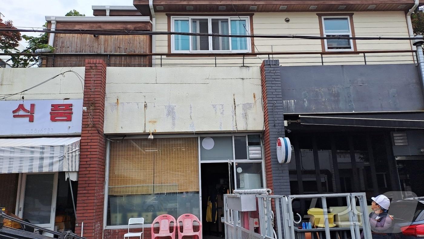 본문 이미지 -  제주시가 폐업 등으로 장기간 방치된 노후 간판을 무료로 철거해 준다. 간판이 철거된 건물./뉴스1