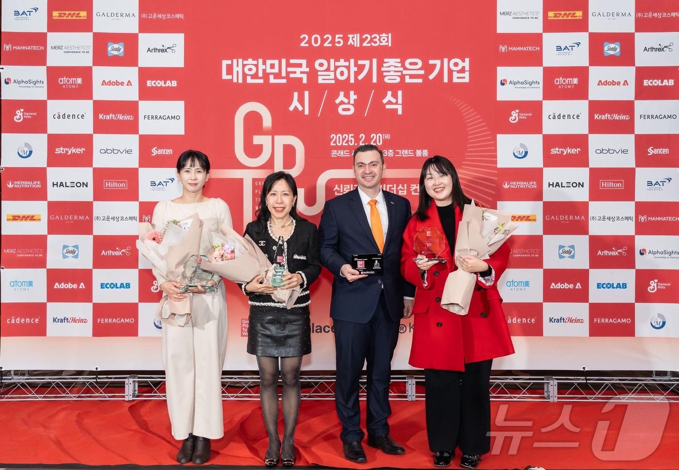 한국GSK 마우리치오 보르가타 대표이사(왼쪽에서 세번째)를 포함한 임직원들이 지난 20일 서울 여의도콘래드 호텔에서 열린 2025년도 제23회 ‘대한민국 일하기 좋은 100대 기업’을 포함한 7개 부문에서 수상한 뒤 기념 촬영을 진행하고 있다.(한국GSK 제공)/뉴스1