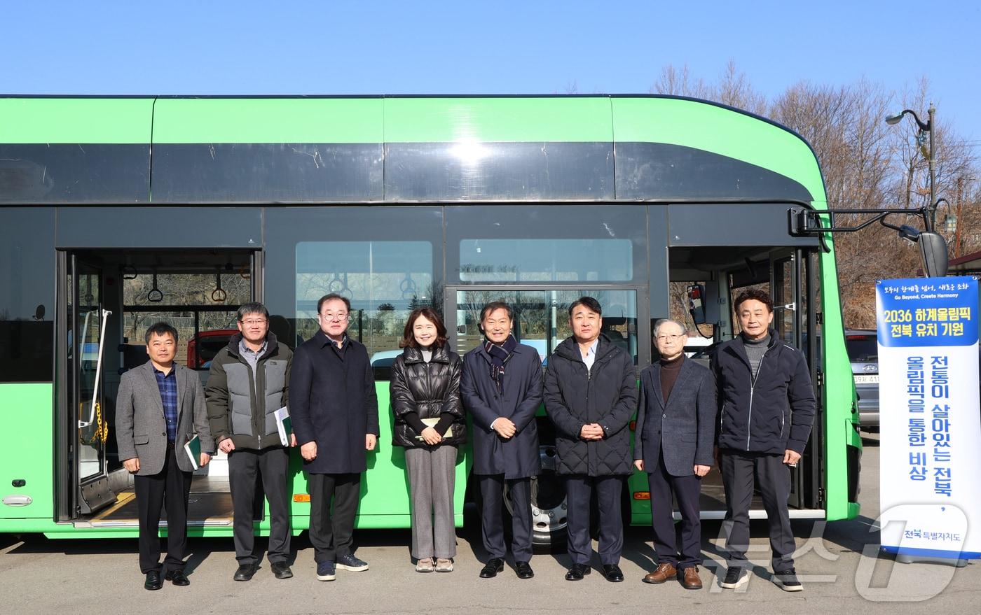 전춘성 전북자치도 진안군수(오른쪽 네번째)와 이루라 진안군의회 부의장(오른쪽 다섯번째) 등이 새로 도입한 전기 지상버스 시승식을 하고 있다.(진안군제공. 재판매 및 DB금지)2025.2.21/뉴스1