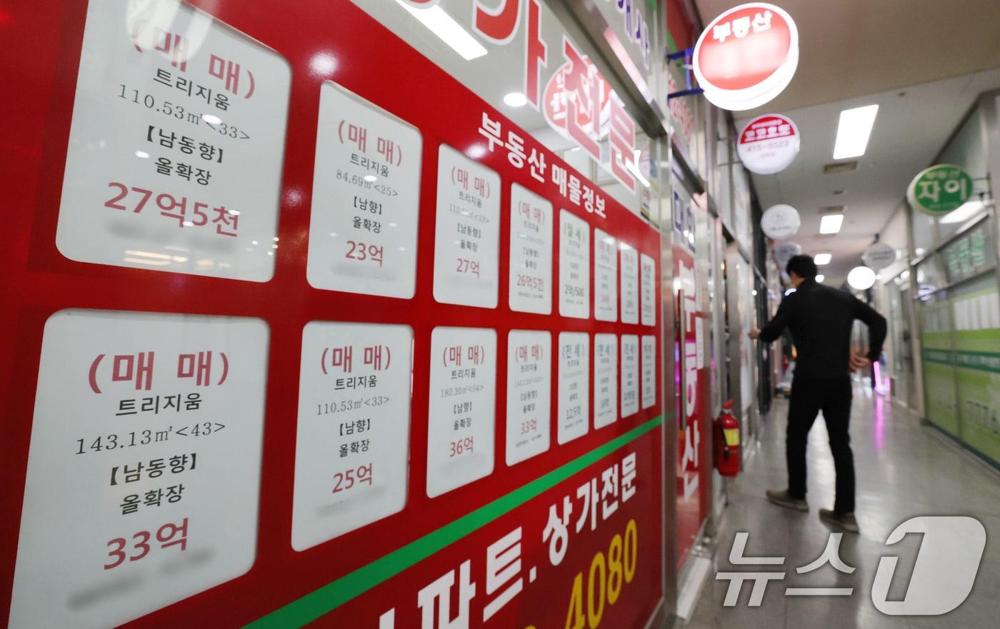 본문 이미지 - 21일 서울 송파구 한 부동산중개업소에 토지거래허가제 해제 관련 기사가 붙여있다. 서울시가 지난주 토지거래허가구역 해제를 발표함에 따라 서울 강남의 소위 '잠·삼·대·청'(잠실·삼성동·대치동·청담동) 아파트 매매가격 상승폭이 커졌다. 2025.2.21/뉴스1 ⓒ News1 박세연 기자