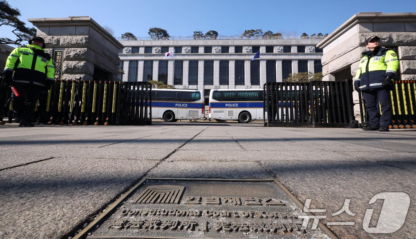 경찰이 21일 서울 종로구 헌법재판소 앞을 지키고 있다. 2025.2.21/뉴스1 ⓒ News1 김진환 기자