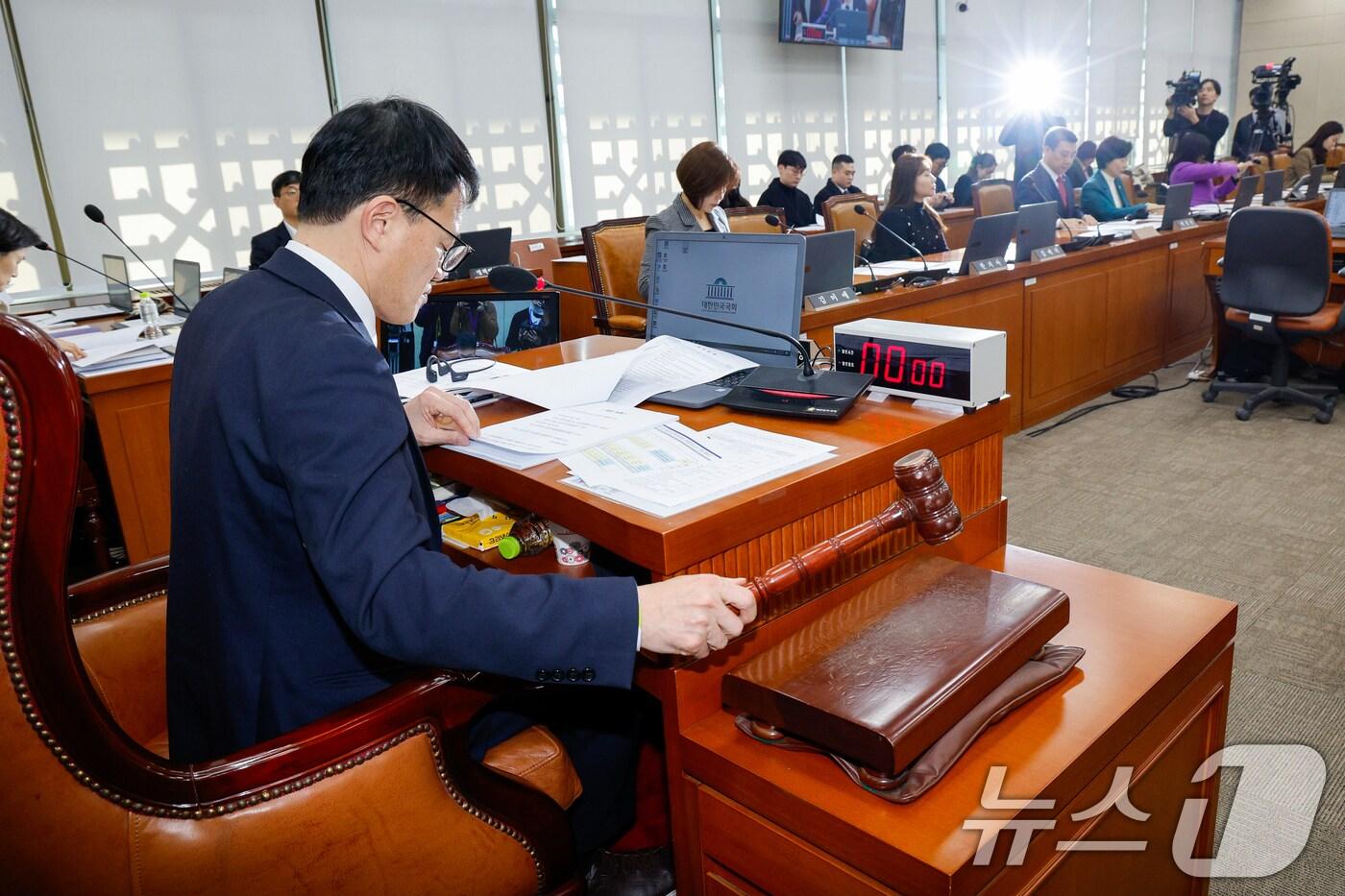 박주민 국회 보건복지위원장이 21일 오전 서울 여의도 국회에서 열린 보건복지위원회 제422회국회(임시회) 제3차 전체회의에서 의사봉을 두드리고 있다. 2025.2.21/뉴스1 ⓒ News1 안은나 기자