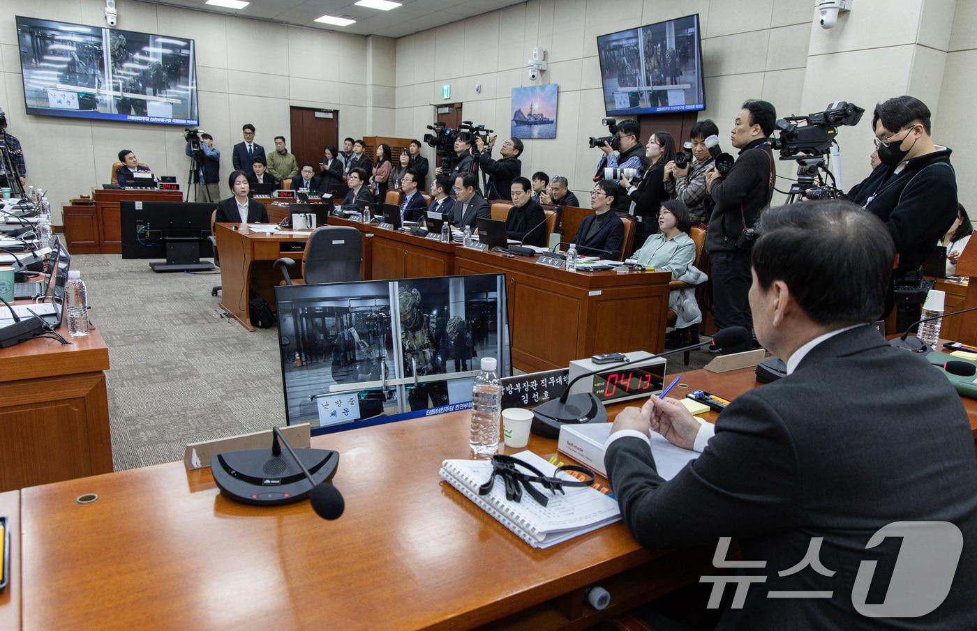 김선호 국방부 장관 직무대행이 21일 오전 서울 여의도 국회에서 열린 윤석열 정부의 비상계엄 선포를 통한 내란 혐의 진상규명 국정조사 제4차 청문회에서 박선원 더불어민주당 의원의 707특임부대가 휴대한 케이블타이 수갑 관련 질문을 듣고 있다. 2025.2.21/뉴스1 ⓒ News1 이재명 기자