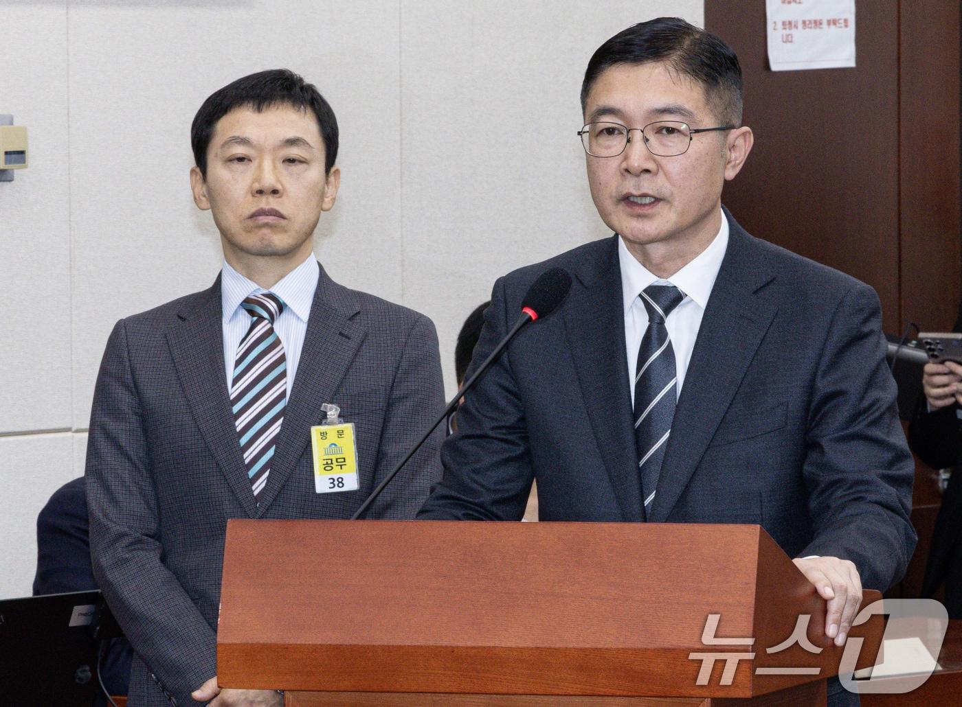 본문 이미지 - 양재응 국방부 국회협력단장(오른쪽)과 강태훈 국회협력관이 21일 오전 서울 여의도 국회에서 열린 윤석열 정부의 비상계엄 선포를 통한 내란 혐의 진상규명 국정조사 제4차 청문회에서 의원 질의에 답변하고 있다. 2025.2.21/뉴스1 ⓒ News1 이재명 기자
