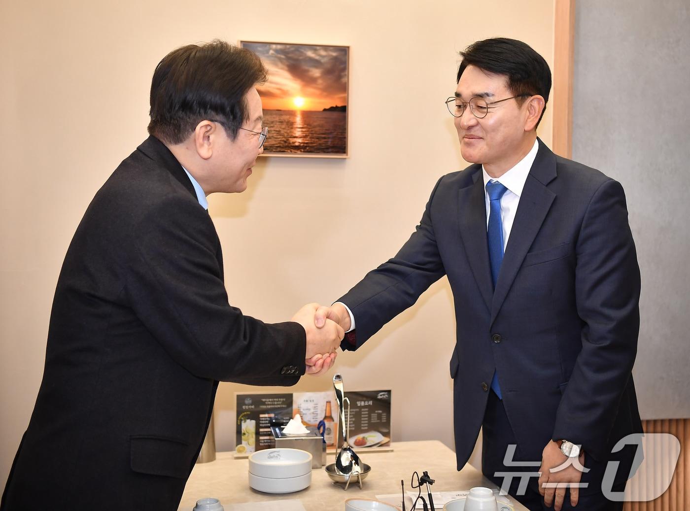 본문 이미지 - 이재명 더불어민주당 대표와 박용진 전 의원이 21일 서울 여의도의 한 식당에서 만나 악수하고 있다. (공동취재) 2025.2.21/뉴스1 ⓒ News1 안은나 기자