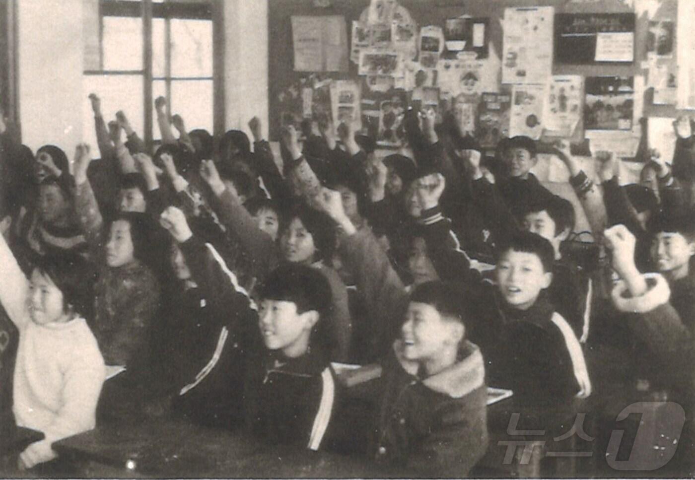 1975년 남원초등학교 수업 모습.(남원초 총동문회 제공. 재판매 및 DB 금지)