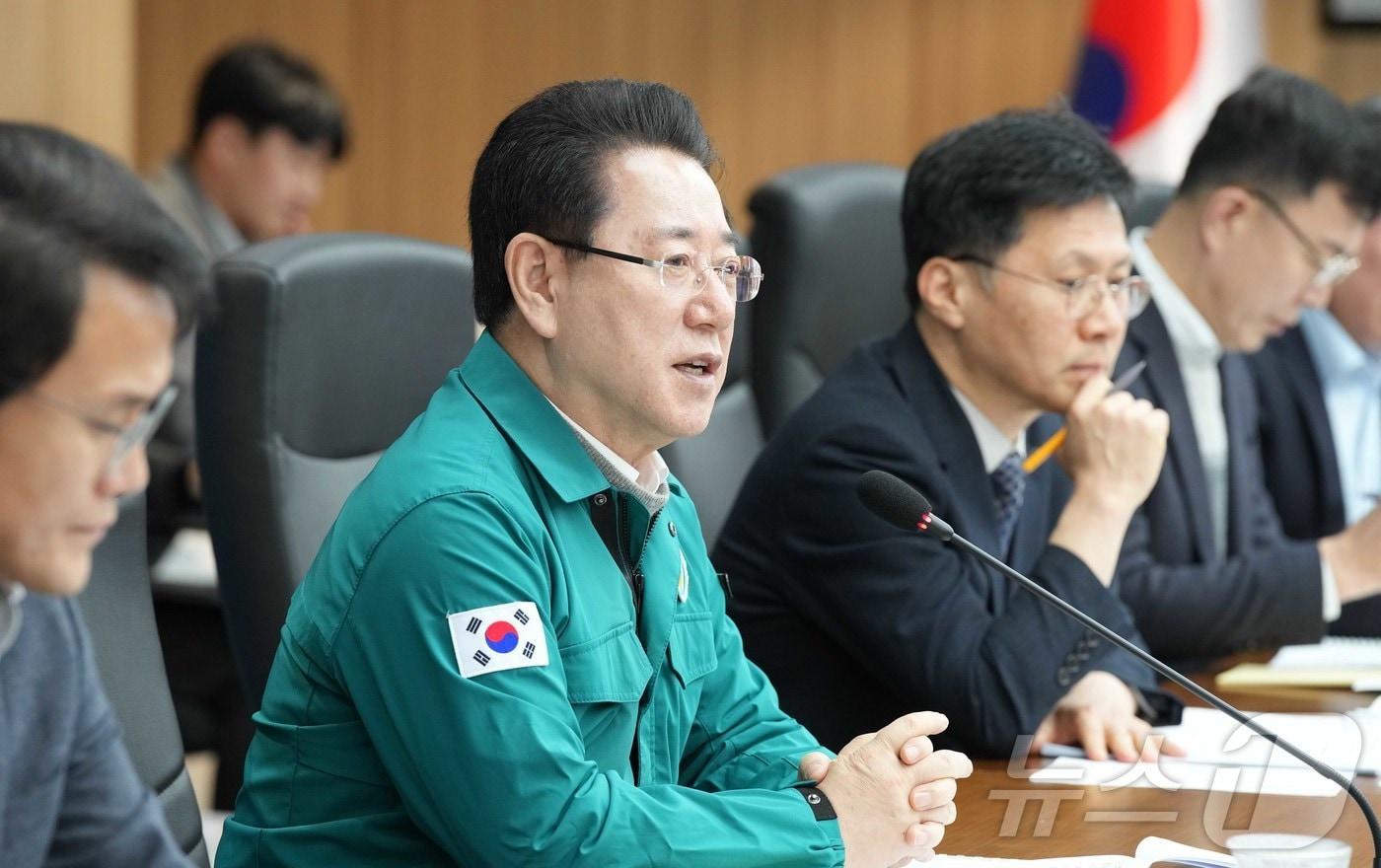 본문 이미지 - 김영록 전라남도지사가 21일 전남도 동부청사에서 ‘트럼프 2기 관세정착 비상경제 대책회의’를 주재하고 직·간접적인 대미수출 감소 등 도에 미치는 위기 진단 및 대응방안을 논의하고 있다.(전남도 제공. 재판매 및 DB금지) 2025.2.21/뉴스1 