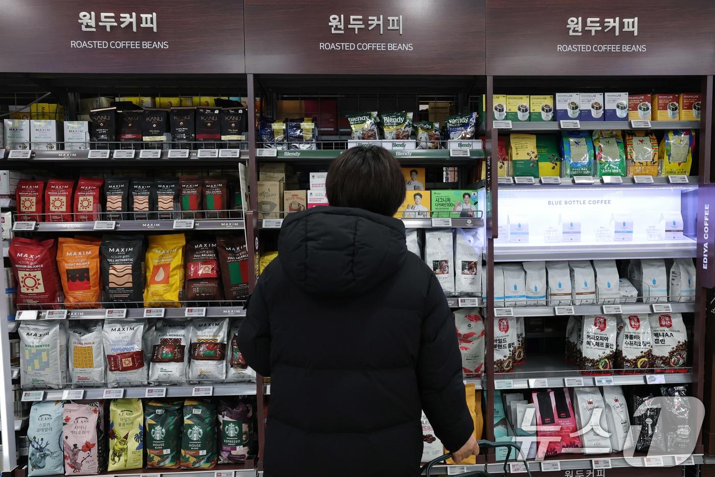 21일 서울시내 한 대형마트에서 커피를 판매하고 있다. 2025.2.21/뉴스1 ⓒ News1 박세연 기자
