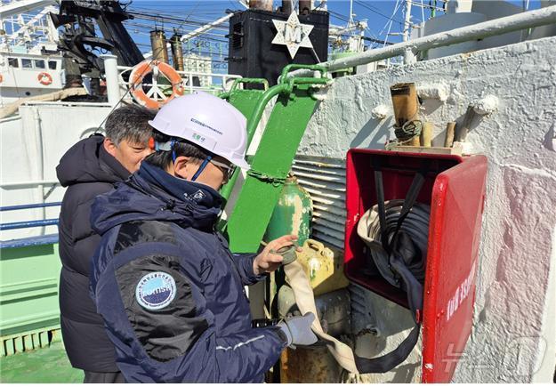 본문 이미지 - 선내 소방호스 점검(한국해양교통안전공단 제공)