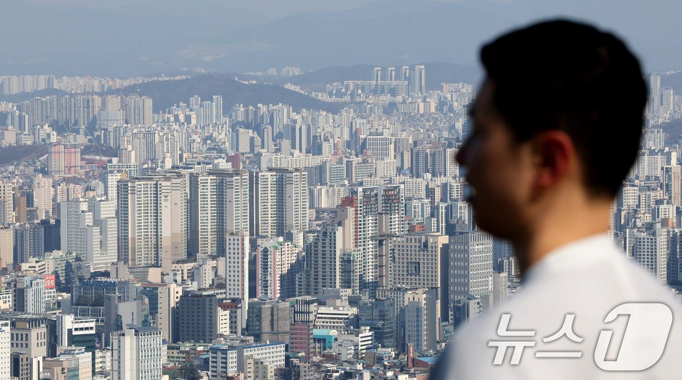 본문 이미지 - 서울 남산을 찾은 관광객이 아파트 단지를 바라보고 있다. 2025.2.21/뉴스1 ⓒ News1 장수영 기자