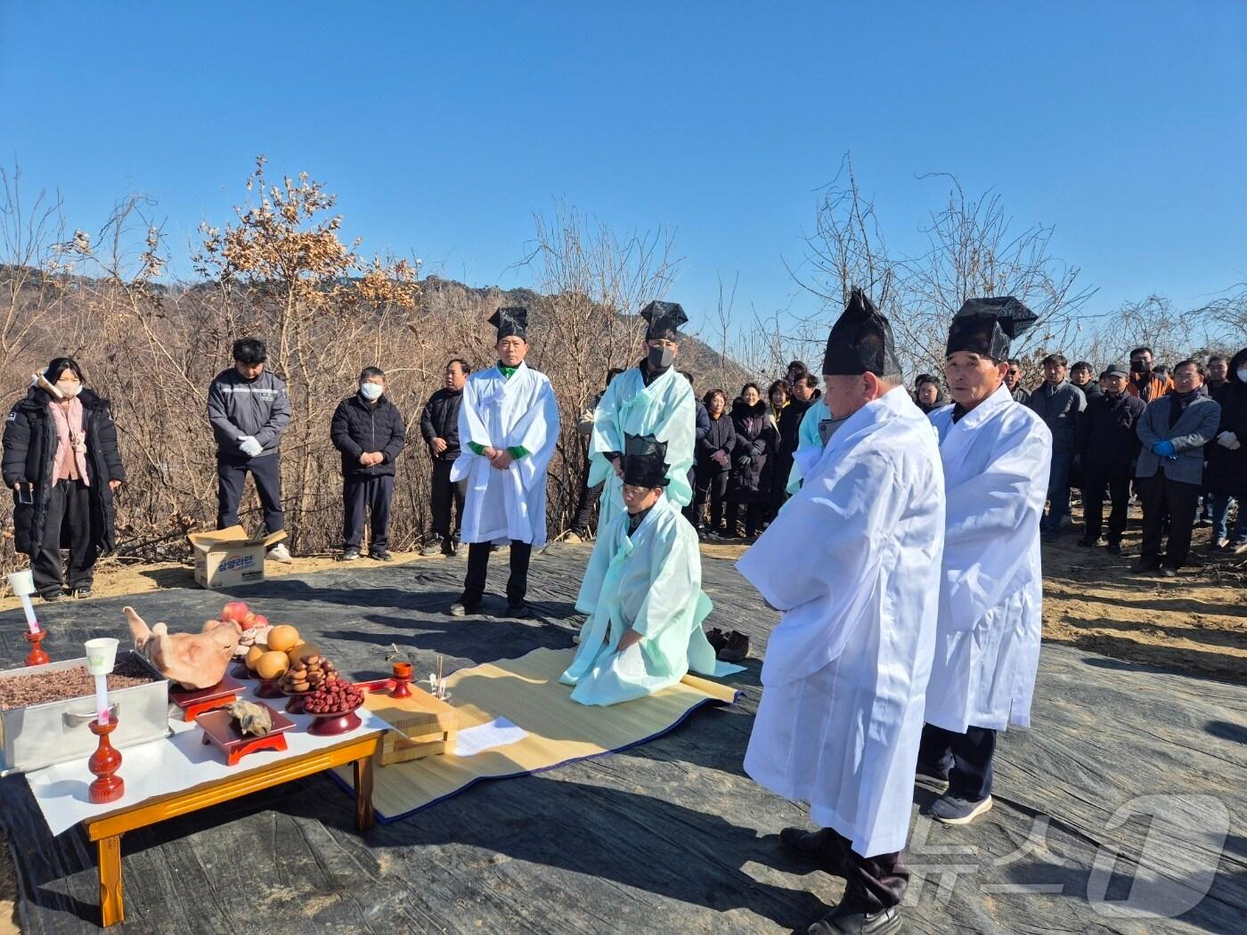 본문 이미지 - 충북 괴산군 감물면 농업경영인협의회는 21일 박달산 느릅재 정상에서 면민 안녕 풍년기원제를 올렸다.(괴산군 제공, 재판매 및 SB금지)/뉴스1