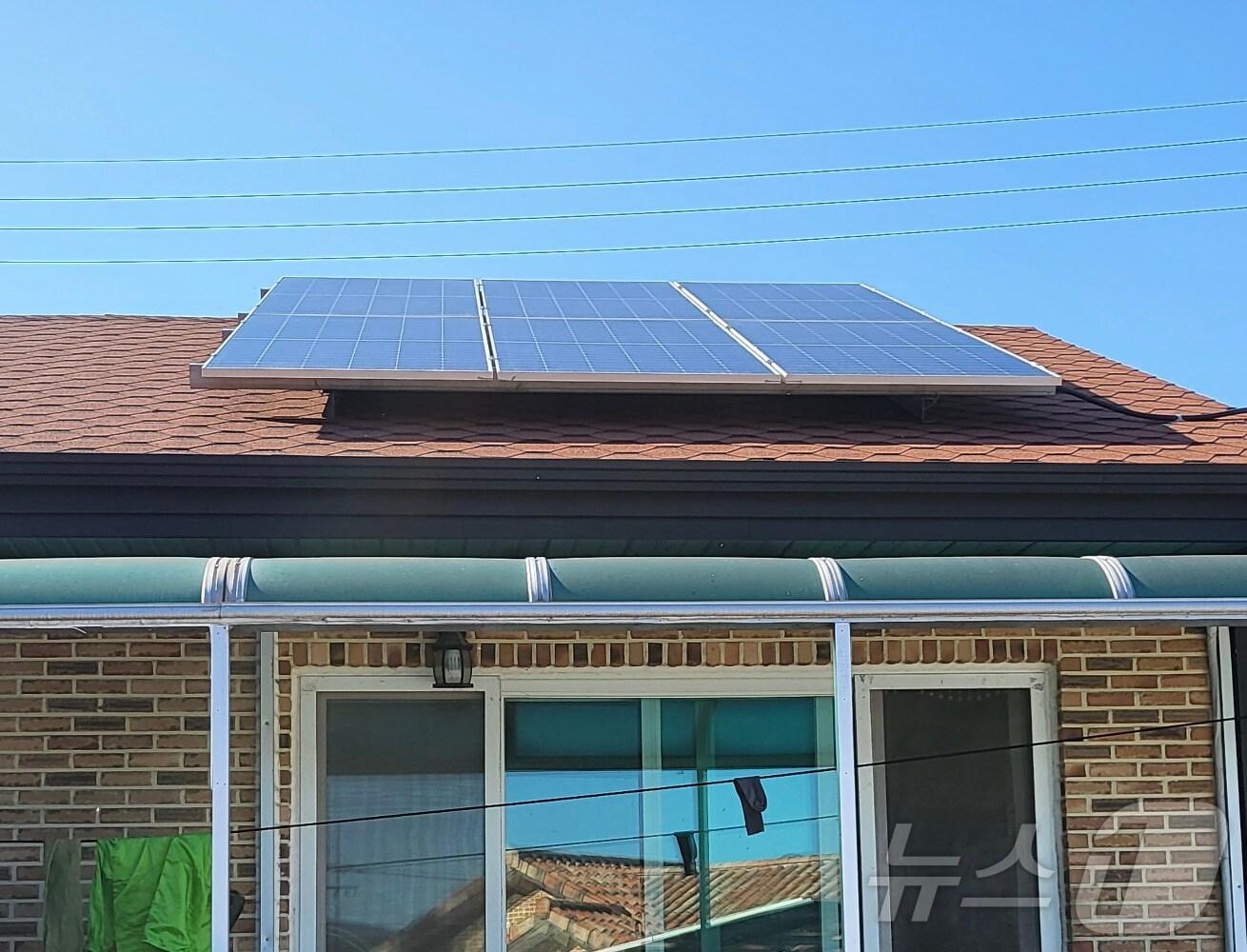 본문 이미지 -  금산군 한 농가주택 옥상에 신재생에너지 설비가 설치돼 있다. (금산군 제공. 재판매 및 DB금지) /뉴스1