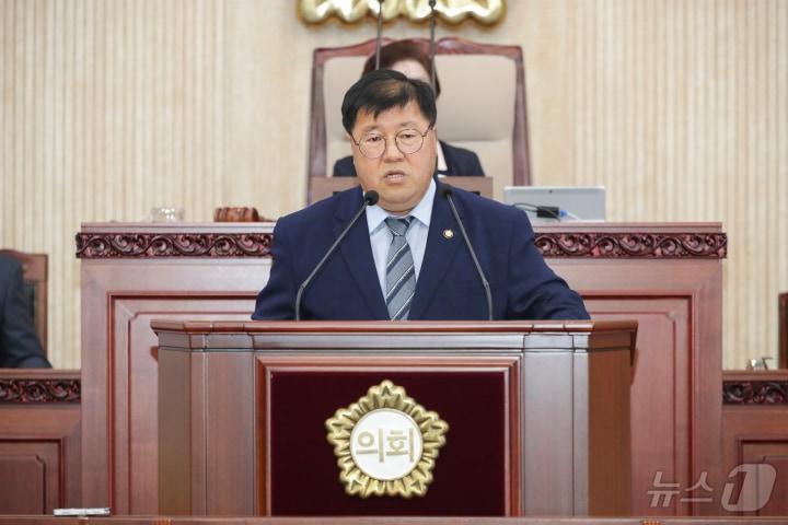 본문 이미지 - 지난 20일 열린 고양시의회 임시회 본회의장에서 임홍열 시의원이 &#39;식사동 데이터센터 건립 반대 촉구 결의안&#39; 제안 이유에 대해 설명하고 있다. &#40;고양시의회 제공, 재판매 및 DB금지&#41;