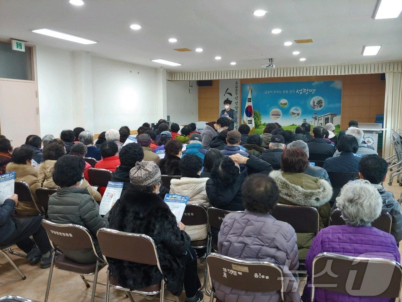 본문 이미지 - 전북 익산시가 다이로움 앱 개편을 앞두고 디지털 취약계층을 대상으로 홍보에 나서고 있다(익산시 제공. 재판매 및 DB금지). 2025.2.21/뉴스1