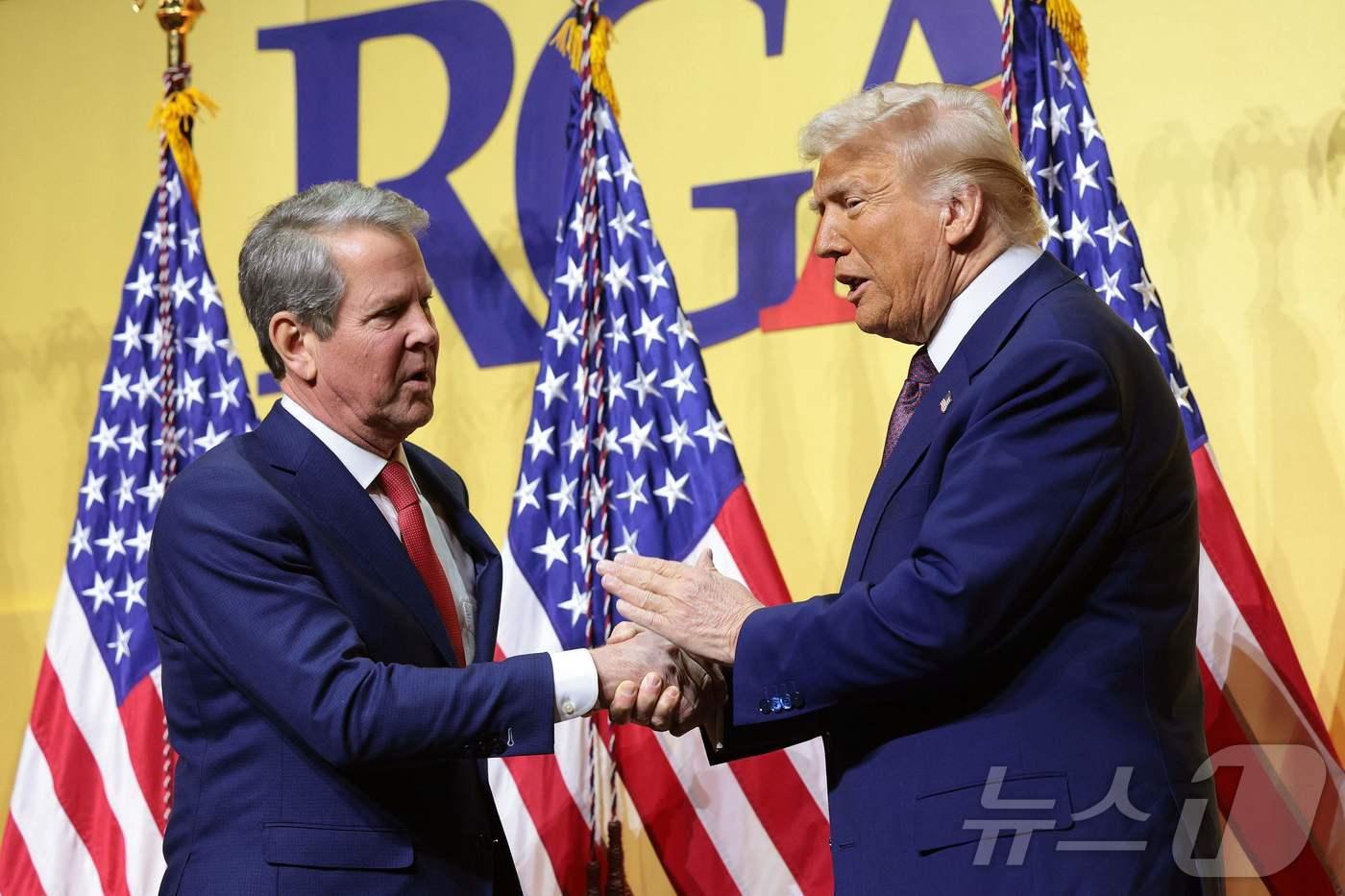 도널드 트럼프 미국 대통령과 브라이언 켐프 조지아주 주지사. ⓒ AFP=뉴스1 ⓒ News1 류정민 특파원