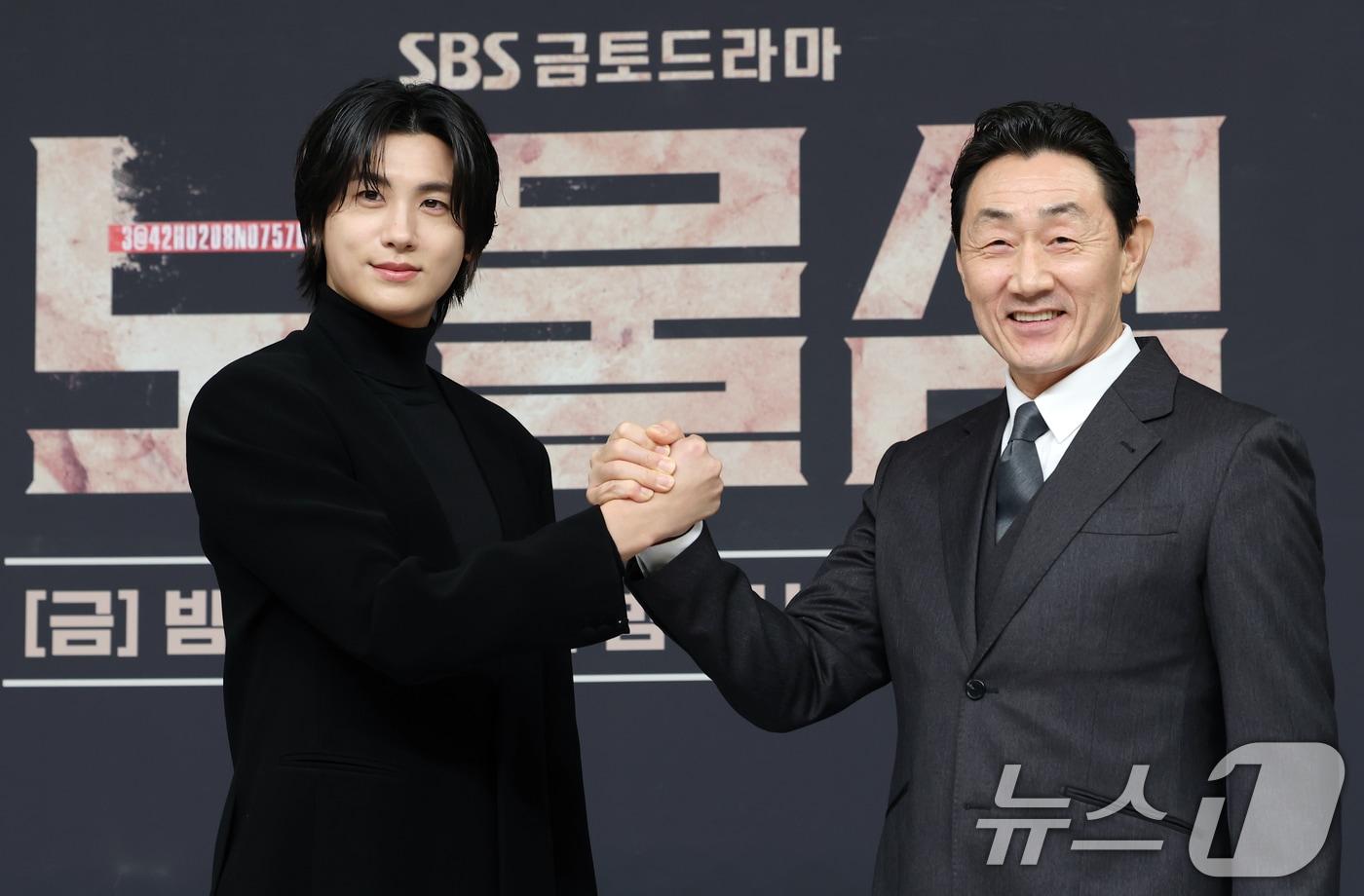 배우 박형식과 허준호(오른쪽)가 21일 오후 서울 양천구 목동 SBS에서 열린 SBS 새 금토드라마 '보물섬' 제작발표회 참석해 포즈를 취하고 있다. '보물섬'은 2조 원의 정치 비자금을 해킹한 서동주(박형식 분)가 자신을 죽인 절대 악과 그 세계를 무너뜨리기 위해 모든 것을 걸고 싸우는 인생 풀 베팅 복수전이다. 2025.2.21/뉴스1 ⓒ News1 권현진 기자