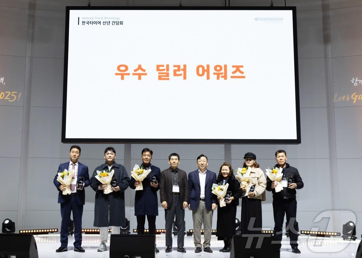 본문 이미지 - 한국타이어앤테크놀로지 안종선 사장(좌측 네번째이 우수 딜러 어워즈를 수상한 딜러사 관계자들과 기념 촬영을 하고 있다. (한국타이어앤테크놀로지 제공)