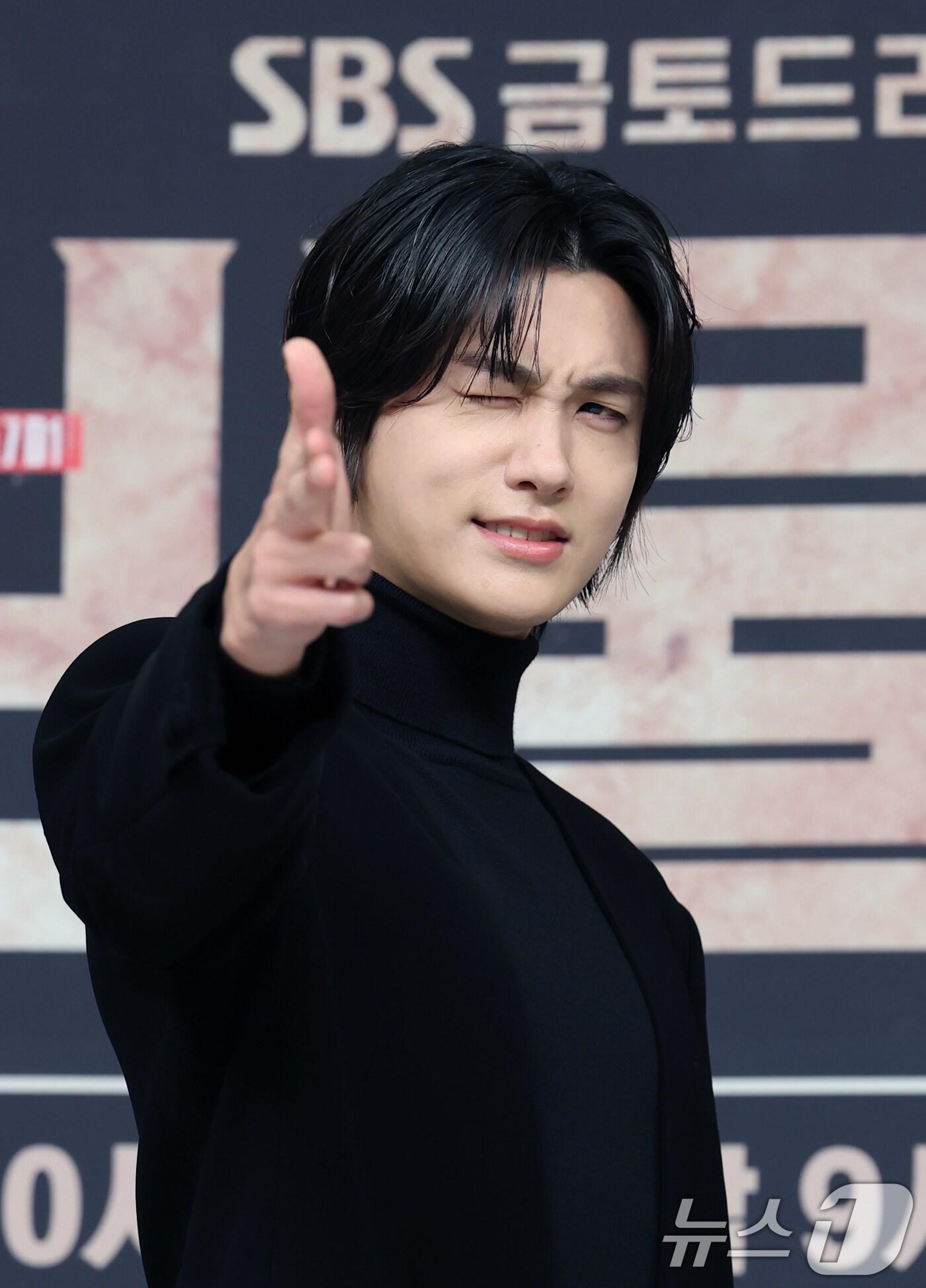 본문 이미지 - 배우 박형식이 21일 오후 서울 양천구 목동 SBS에서 열린 SBS 새 금토드라마 '보물섬' 제작발표회 참석해 포즈를 취하고 있다. '보물섬'은 2조 원의 정치 비자금을 해킹한 서동주(박형식 분)가 자신을 죽인 절대 악과 그 세계를 무너뜨리기 위해 모든 것을 걸고 싸우는 인생 풀 베팅 복수전이다. 2025.2.21/뉴스1 ⓒ News1 권현진 기자