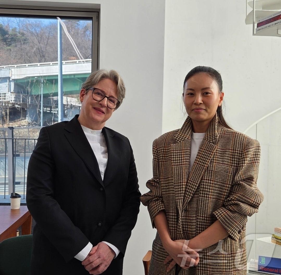 본문 이미지 - 에스더쉬퍼 갤러리의 창업자 에스더 쉬퍼 갤러리 대표(왼쪽)와 김선일 에스더쉬퍼 서울 디렉터가 포즈를 취하고 있다./뉴스1 ⓒ News1 정수영 기자