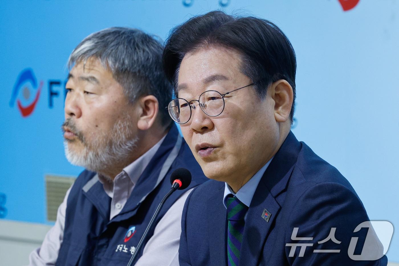 본문 이미지 - 이재명 더불어민주당 대표가 지난 21일 서울 영등포구 한국노동조합총연맹에서 열린 김동명 위원장을 비롯한 조합원들과의 간담회에서 모두 발언하고 있다. 2025.2.21/뉴스1 ⓒ News1 안은나 기자