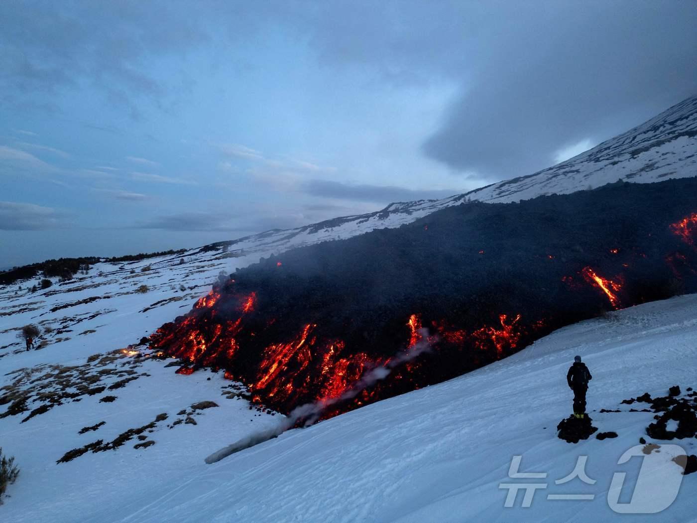 본문 이미지 - 에트나 화산에서 흘러나오는 용암 ⓒ AFP=뉴스1