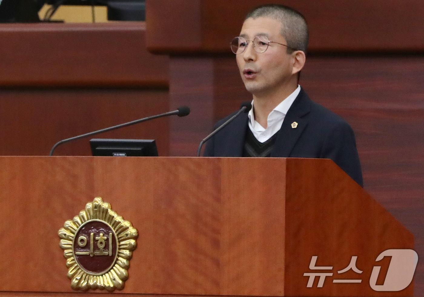 본문 이미지 - 지난 2025년 2월 권요안 전북도의원이 전북도의회 제416회 임시회 제2차 본회의에서 '전북특별자치도 통합 시·군 상생발전에 관한 조례안'에 대한 반대토론을 하고 있다. 2025.2.21 ⓒ 뉴스1 유경석 기자