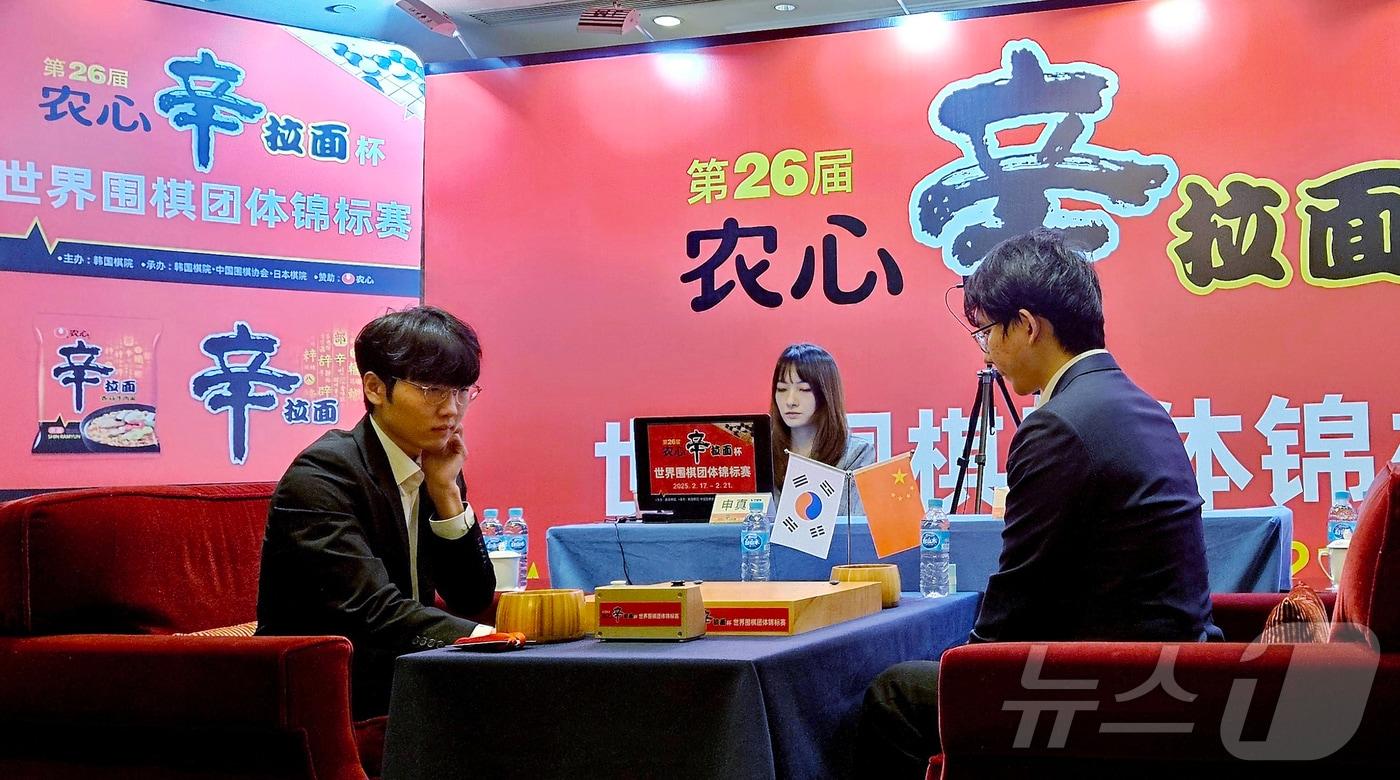 신진서 9단이 21일 중국 상하이의 그랜드 센트럴 호텔에서 딩하오 9단과 제26회 농심신라면배 세계바둑최강전 최종국을 펼치고 있다. /뉴스1 ⓒ 뉴스1 김도용 기자 ⓒ News1 김도용 기자