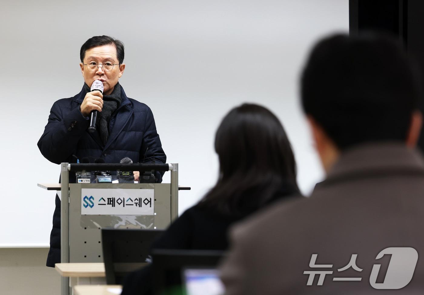 윤석열 대통령의 법률대리인인 윤갑근 변호사가 21일 오후 서울 서초구 스페이스쉐어 강남역센터에서 가진 긴급 기자회견에서 발언하고 있다. 윤 대통령 측은 이 자리에서 대통령에 대한 수사기록 7만 쪽을 뒤져 "공수처가 서울중앙지법에 대통령과 관계자들에 대한 압수수색 영장, 통신영장을 청구했으나 기각당한 사실이 확인됐다＂고 밝혔다. 2025.2.21/뉴스1 ⓒ News1 오대일 기자