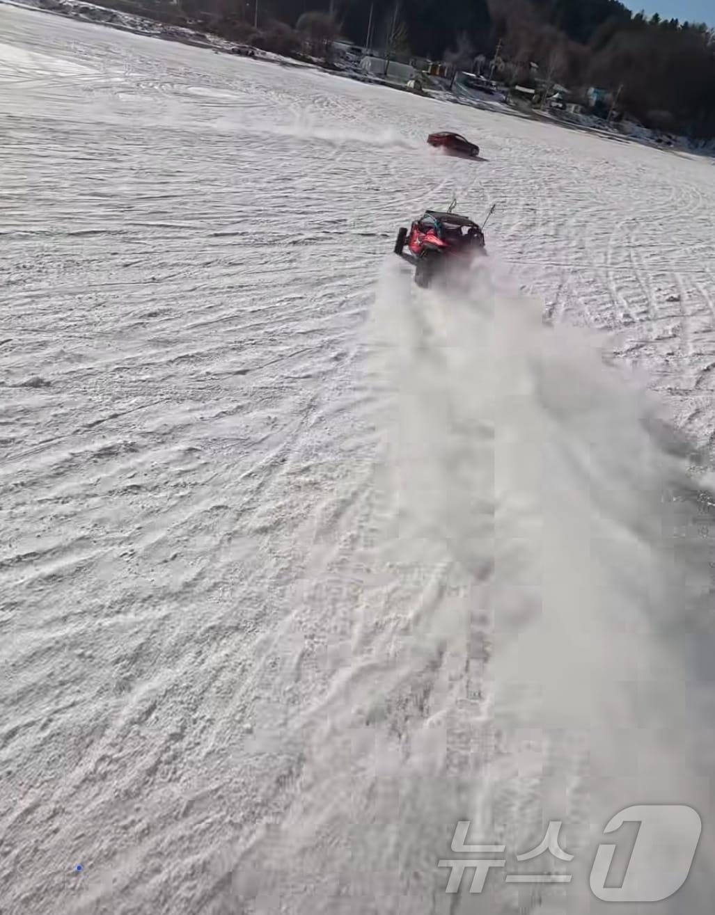 본문 이미지 - 강원 홍천 마곡유원지 강에서 질주하는 차량.(SNS 캡처, 재판매 및 DB금지)