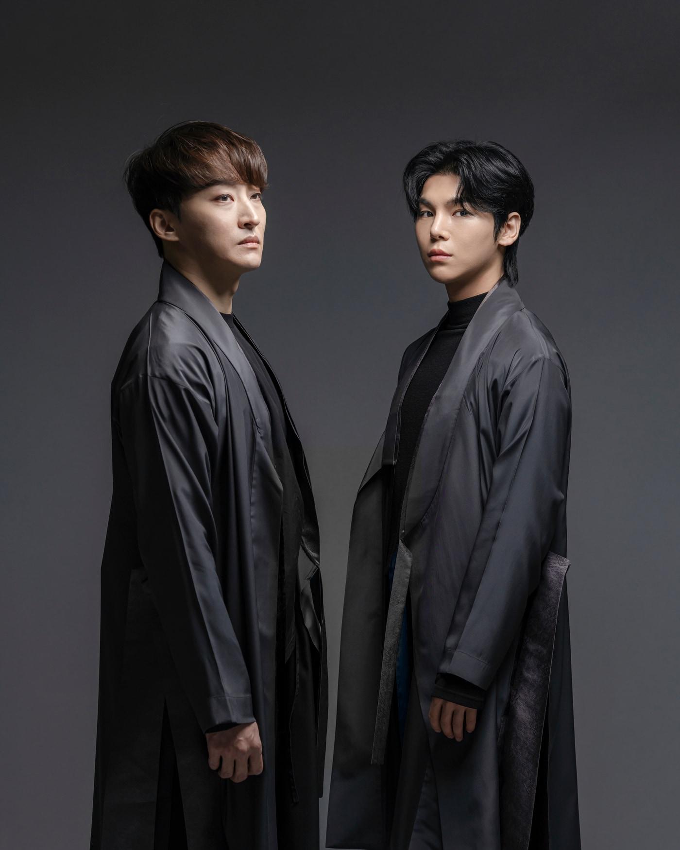 본문 이미지 - 국립창극단 '보허자: 허공을 걷는 자'에서 안평 역을 맡은 김준수(오른쪽), 수양 역의 이광복(국립극장 제공)