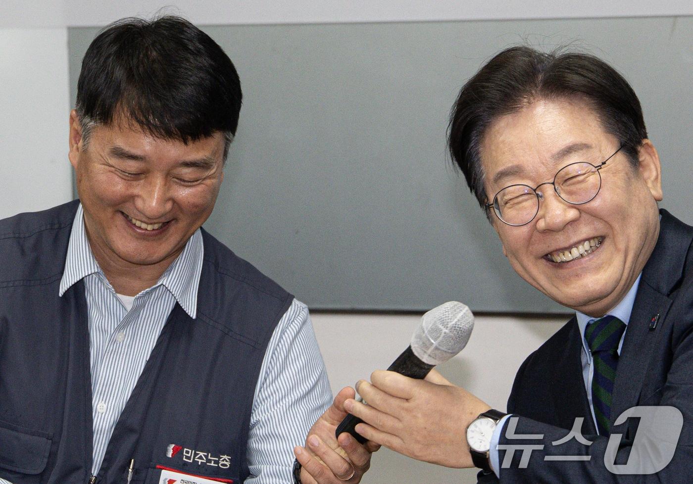 본문 이미지 - 이재명 더불어민주당 대표가 21일 오후 서울 중구 전국민주노동조합총연맹에서 열린 현장 간담회에서 마이크에 문제가 생기자 양경수 민주노총 위원장의 도움을 받고 있다. 2025.2.21 ⓒ 뉴스1 이재명 기자