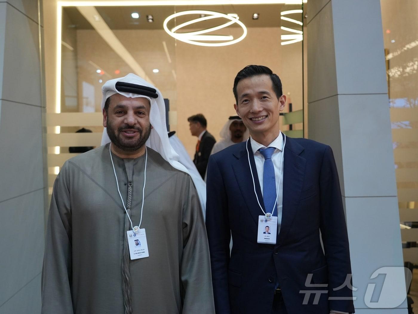 본문 이미지 - 김동관 한화그룹 부회장&#40;오른쪽&#41;이 17일 아랍에미리트&#40;UAE&#41;에서 열린 방위산업 전시회 IDEX 2025에서 EDGE 그룹 CEO &#39;파이살 알 반나이&#40;Faisal Al Bannai,왼쪽&#41;&#39;와 업무 미팅을 진행했다. &#40;한화 제공&#41; 