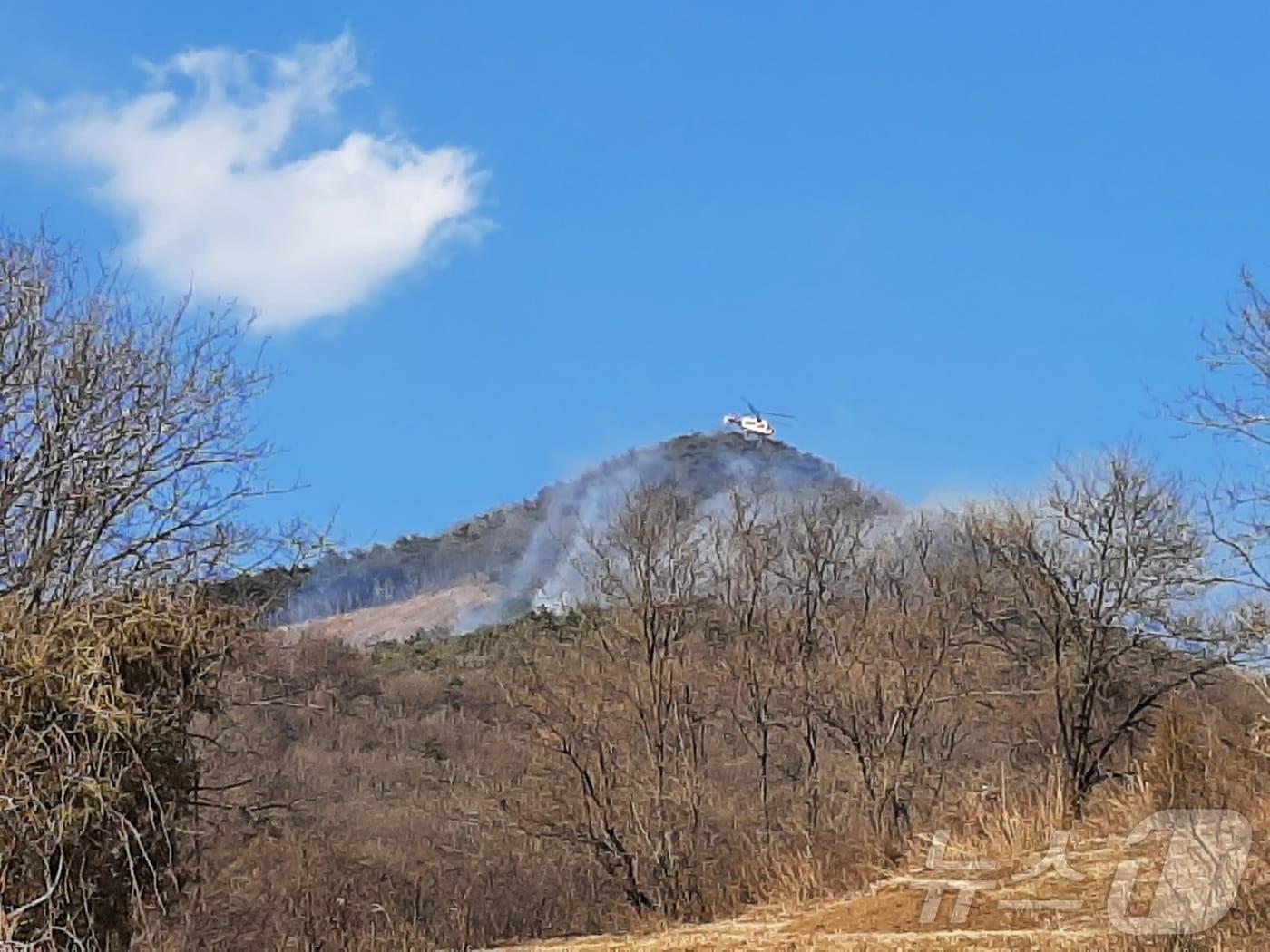 본문 이미지 - 충북 제천시 두학동 야산 산불.(제천소방서 제공. 재판매 및 DB금지)/뉴스1