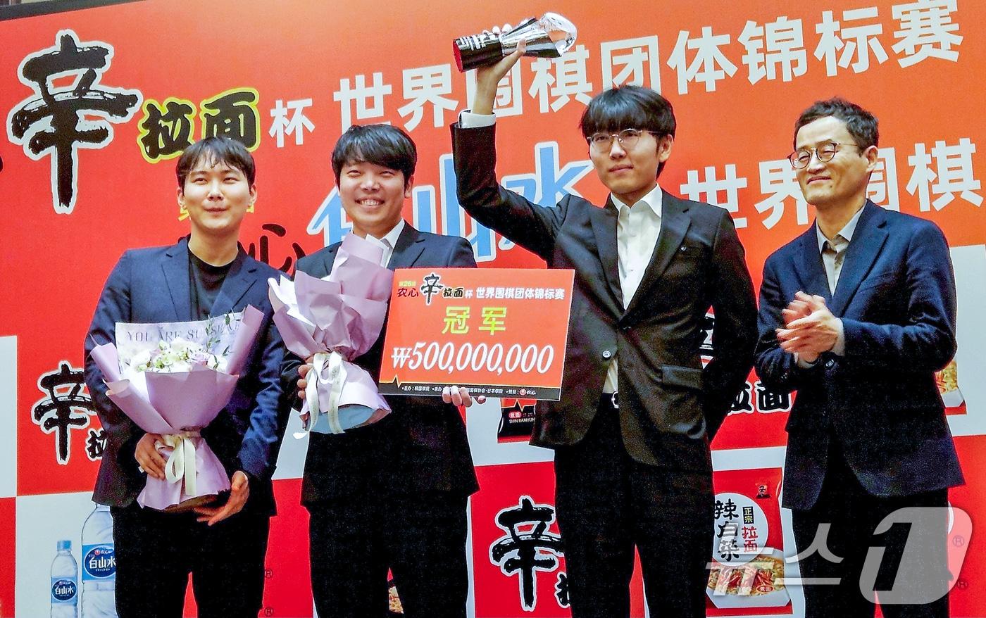 설현준 9단(왼쪽부터)과 신진서 9단, 박정환 9단이 21일 중국 상하이의 그랜드 센트럴 호텔에서 열린 '제26회 농심신라면배 세계바둑최강전'에서 우승을 거둔 후 기념촬영을 하고 있다. 2025.2.21/뉴스1 ⓒ News1 김도용 기자