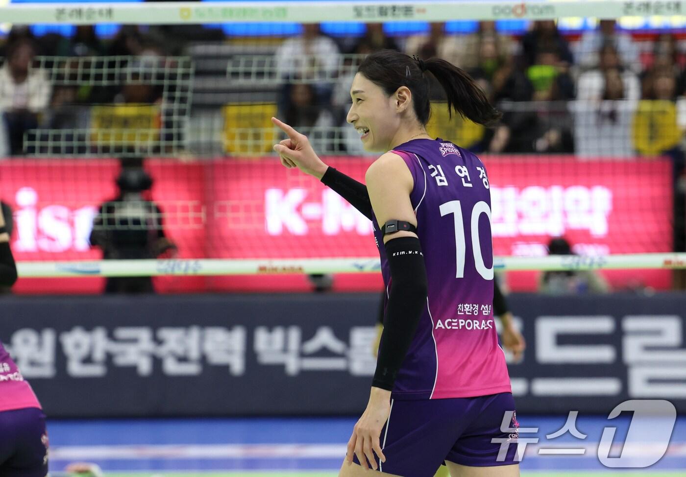 21일 오후 경기 수원시 장안구 수원실내체육관에서 열린 프로배구 '도드람 2024-2025 V-리그' 여자부 현대건설과 흥국생명의 경기에서 세트 스코어 3대0로 승리한 흥국생명 김연경이 기뻐하고 있다. 2025.2.21/뉴스1 ⓒ News1 김영운 기자