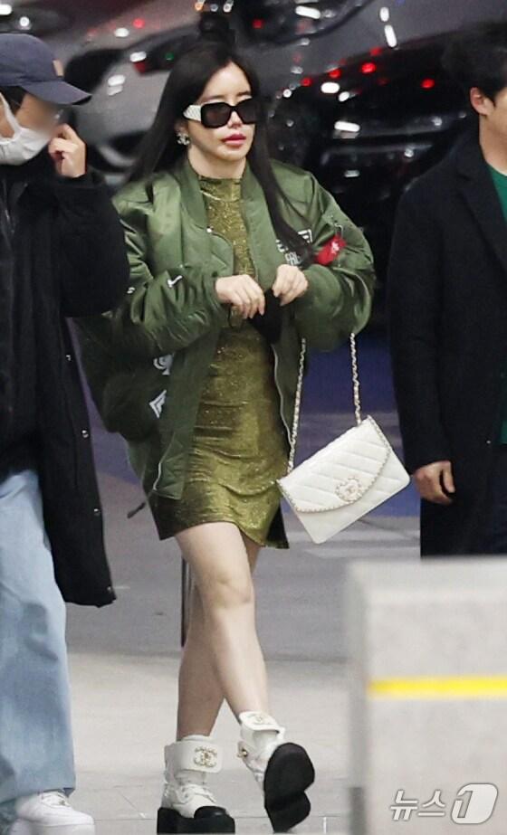 본문 이미지 - 투애니원 박봄이 해외 일정을 위해 21일 인천국제공항 제2여객터미널을 통해 마카오로 출국하고 있다. 2025.2.21/뉴스1 ⓒ News1 권현진 기자