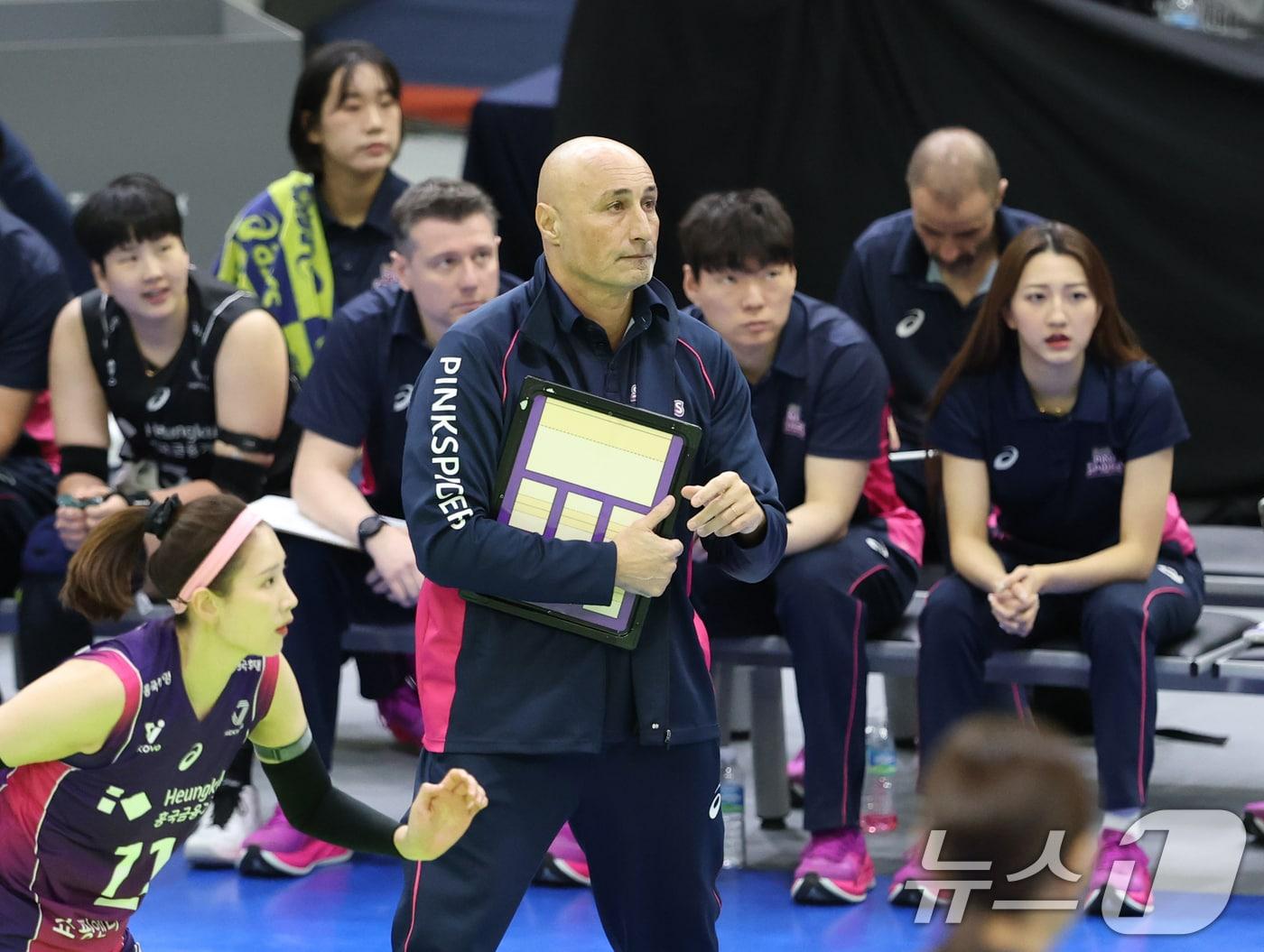 본문 이미지 - 21일 오후 경기 수원시 장안구 수원실내체육관에서 열린 프로배구 &#39;도드람 2024-2025 V-리그&#39; 여자부 현대건설과 흥국생명의 경기에서 흥국생명 아본단자 감독이 경기를 지켜보고 있다. 2025.2.21/뉴스1 ⓒ News1 김영운 기자
