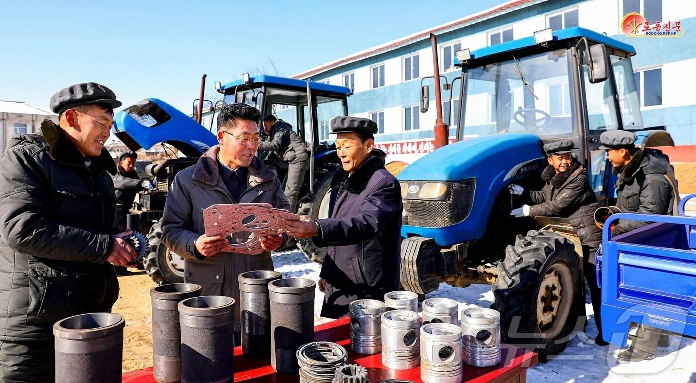 &#40;평양 노동신문=뉴스1&#41; = 북한 노동당 기관지 노동신문은 22일 영변군에서 뜨락또르&#40;트랙터&#41; 수리 정비를 끝내기 위한 사업을 성과적으로 결속했다고 보도했다. 군에서는 트랙터 수리 정비를 지난 시기 보다 훨씬 앞당겨 끝냈다고 선전했다. [국내에서만 사용가능. 재배포 금지. DB 금지. For Use Only in the Republic of Korea. Redistribution Prohibited] rodongphoto@news1.kr