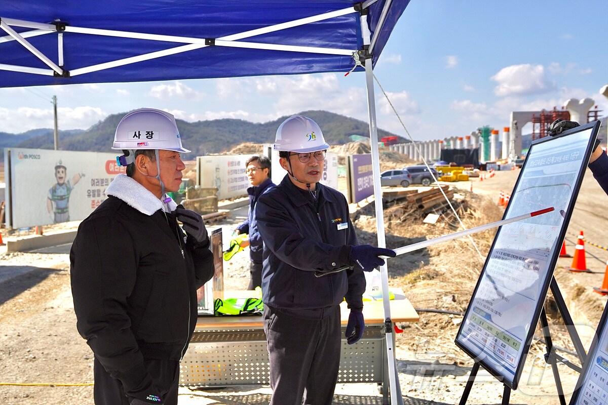 본문 이미지 - 한문희 코레일 사장&#40;왼쪽&#41;이 21일 오후 호남고속철도 2단계 신설구간을 찾아 사업 진행 현황을 살피고 있다. &#40;코레일 제공&#41; /뉴스1