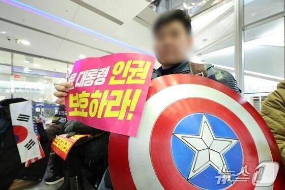 본문 이미지 - 지난 10일 오전 서울 중구 국가인권위원회 앞에서 윤석열 대통령 지지자가 윤 대통령의 불구속 수사를 권고할 것을 인권위에 촉구하고 있다./뉴스1 ⓒ News1 신웅수 기자