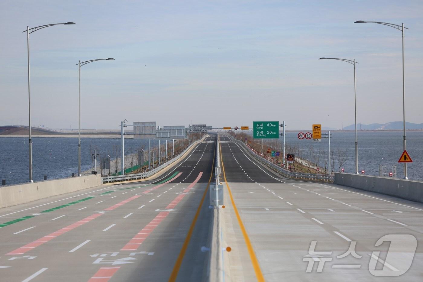본문 이미지 - 새만금 동서도로.(군산시 제공. 재판매 및 DB금지). 2025.2.22/뉴스1
