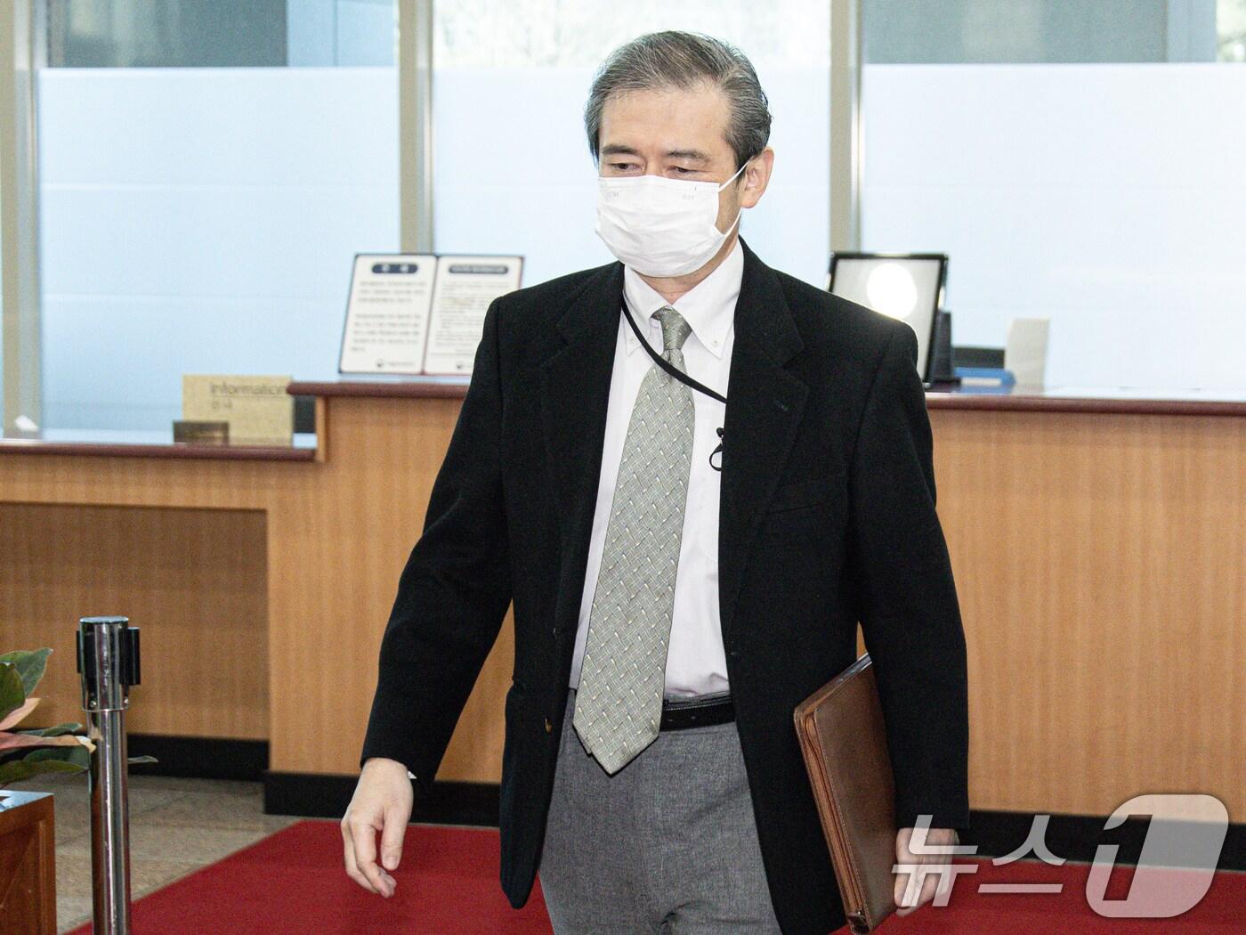 본문 이미지 - 미바에 다이스케 주한 일본대사관 총괄공사가 22일 오후 서울 세종대로 외교부 청사로 초치되고 있다. . 2025.2.22/뉴스1 ⓒ News1 이재명 기자