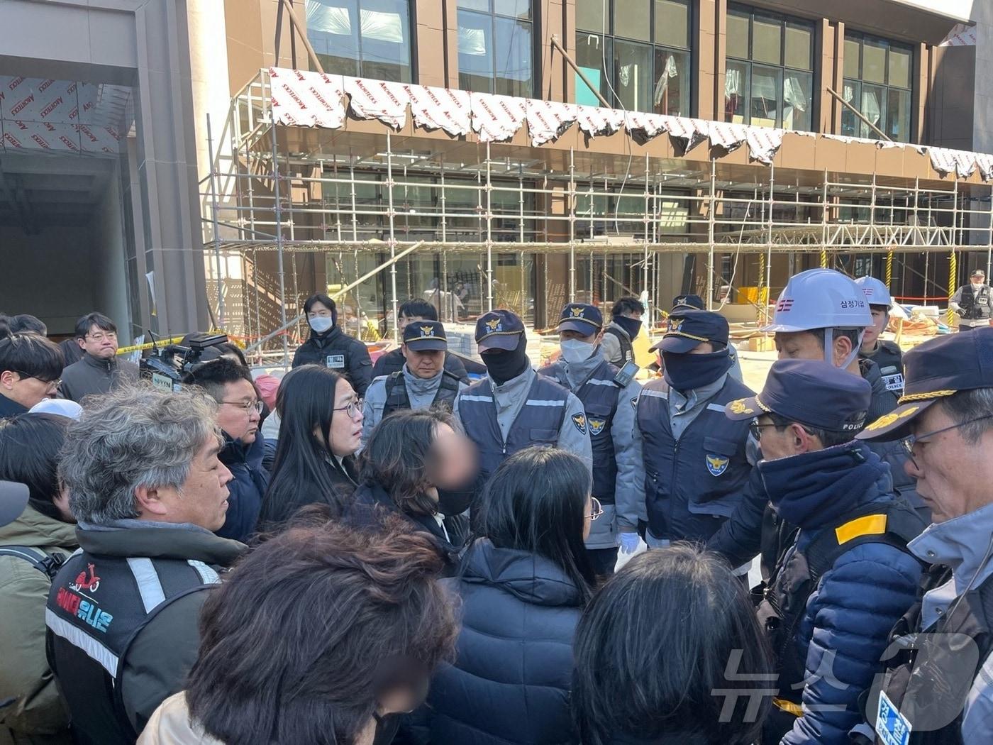 본문 이미지 - 22일 부산 반얀트리 신축공사장 화재 현장에서 유족이 현장 내부를 둘러볼 수 있게 된 가운데 출입 인원을 두고 경찰과 유족·노동단체가 대치하고 있다.2025.2.22/뉴스1 ⓒ News1 장광일 기자