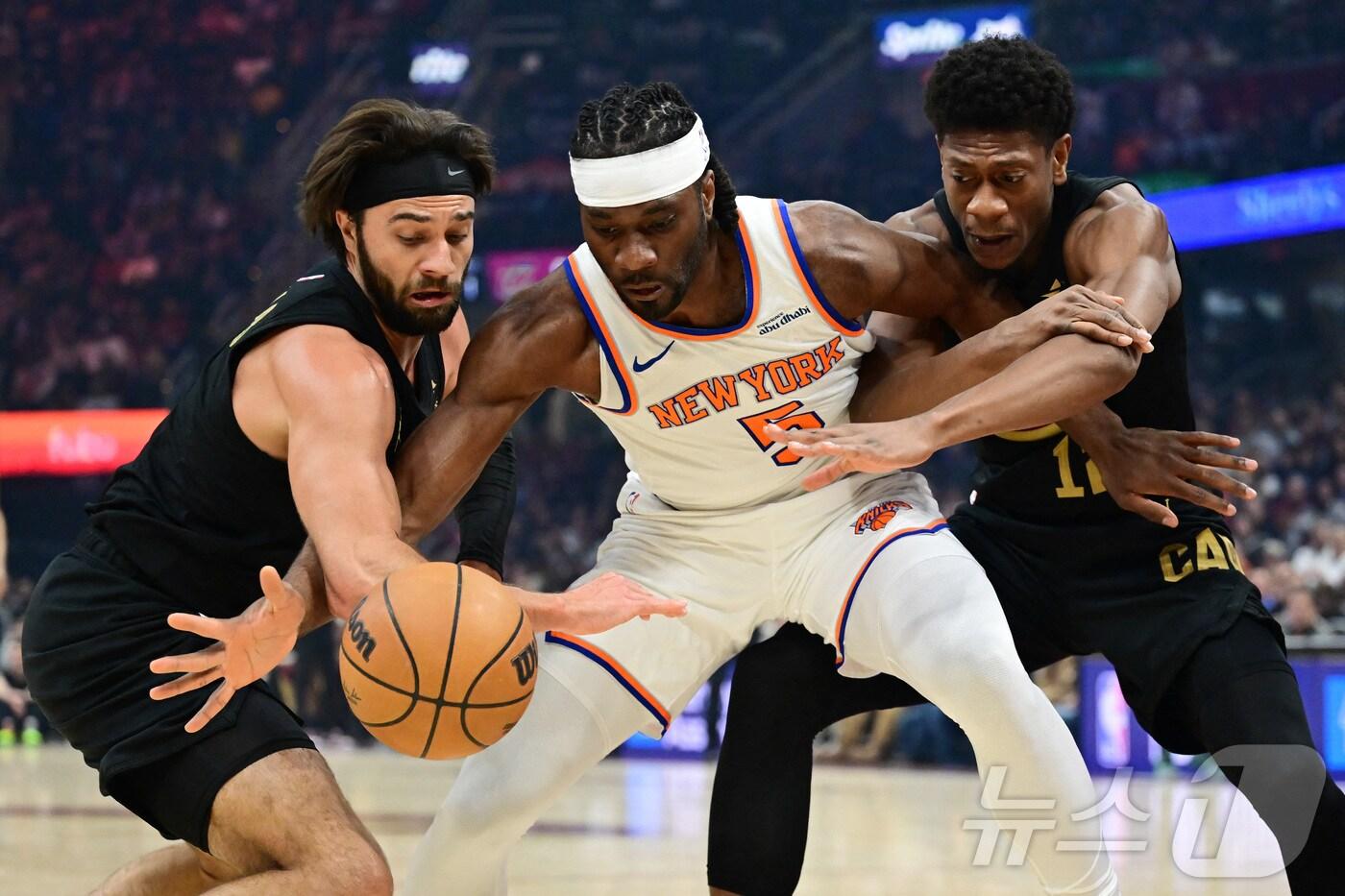 뉴욕 닉스는 22일&#40;한국시간&#41; 열린 2024-25 NBA 정규리그 경기에서 클리블랜드 캐벌리어스에 대패했다. ⓒ 로이터=뉴스1