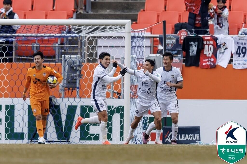본문 이미지 - 김천 상무 선수들이 22일 열린 제주 유나이티드와의 하나은행 K리그1 2025 2라운드 원정 경기에서 후반 4분 이동경&#40;14번&#41;의 동점 골이 터진 뒤 기뻐하고 있다. &#40;한국프로축구연맹 제공&#41;