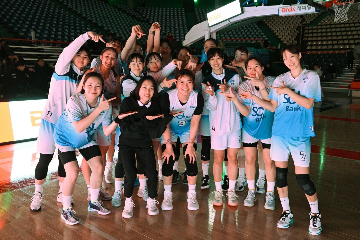 인천 신한은행 선수단이 22일 열린 2024-25 여자프로농구 정규리그 최종전에서 승리한 뒤 활짝 웃고 있다. &#40;WKBL 제공&#41;