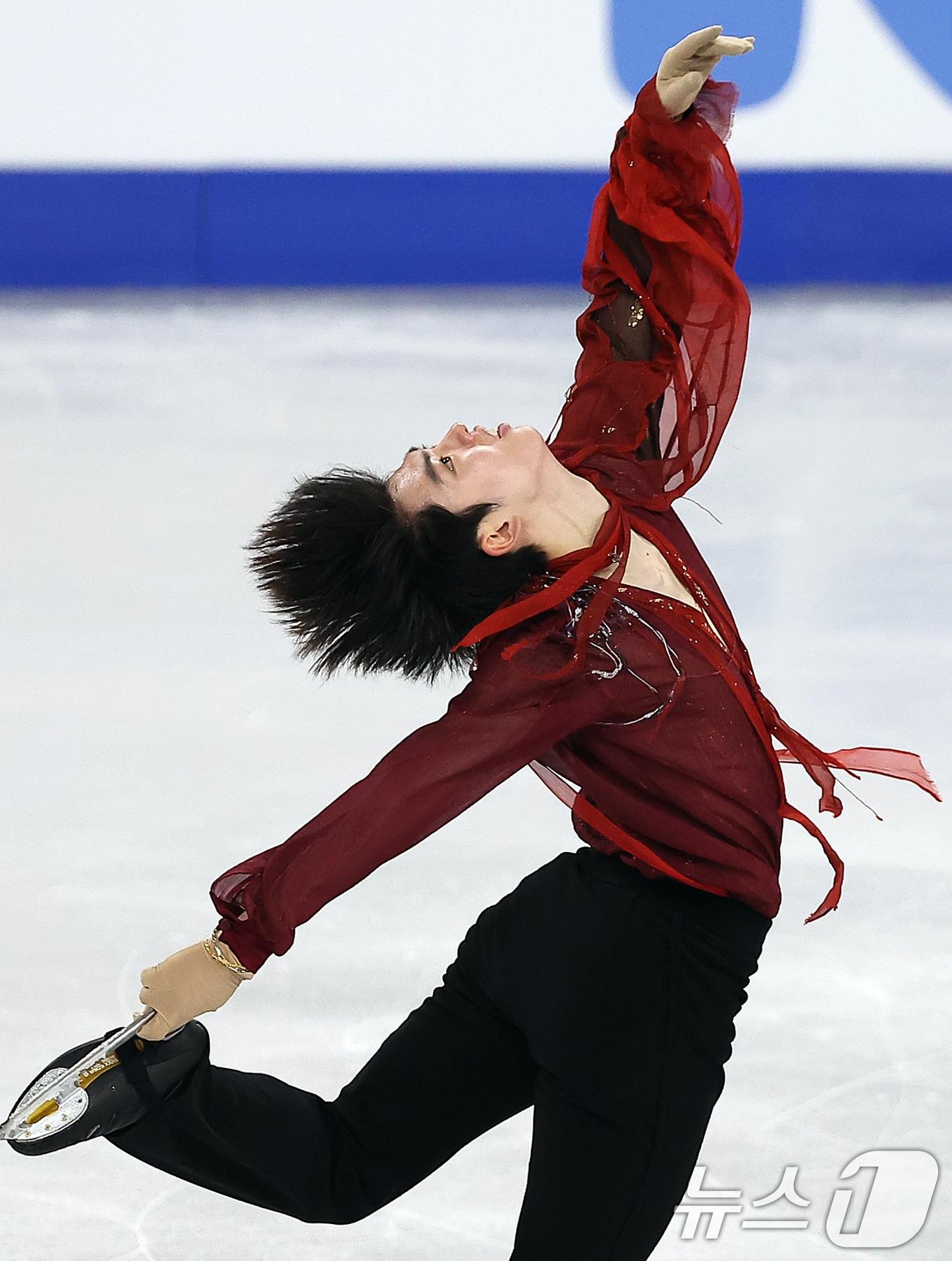 본문 이미지 - 피겨 차준환이 22일 오후 서울 양천구 목동 아이스링크에서 열린 2025 ISU 사대륙 피겨스케이팅 선수권대회 남자 싱글 프리스케이팅에서 멋진 연기를 선보이고 있다. 2025.2.22/뉴스1 ⓒ News1 김진환 기자